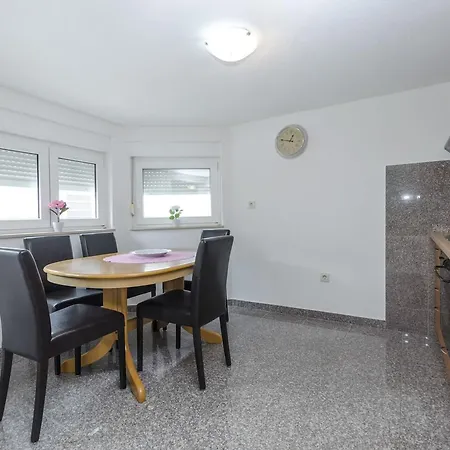 Crystal 아파트 보디체